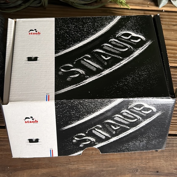 Williams Sonoma Staub Enameled Cast Iron Pig Dutch Oven 🇫🇷🐖 - Picture 4 of 17